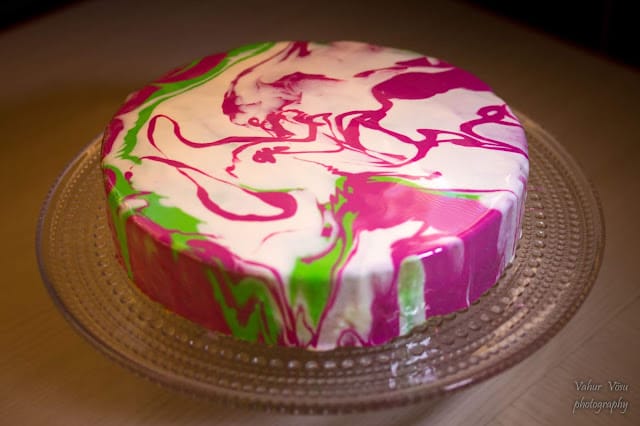 Maasika ja valge šokolaadi mousse kook peegelglasuuriga