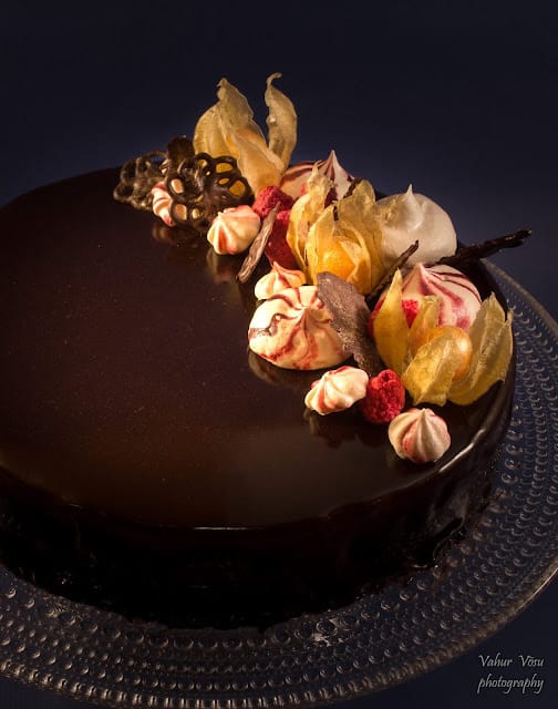 Vaarika-mousse tort šokolaadipeegelglasuuriga