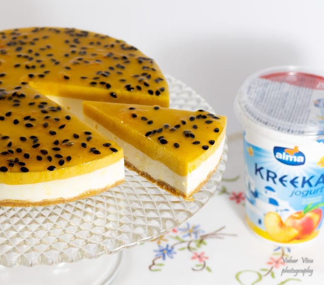 Kreeka jogurti –virsiku vahutort granadilli kastmega.