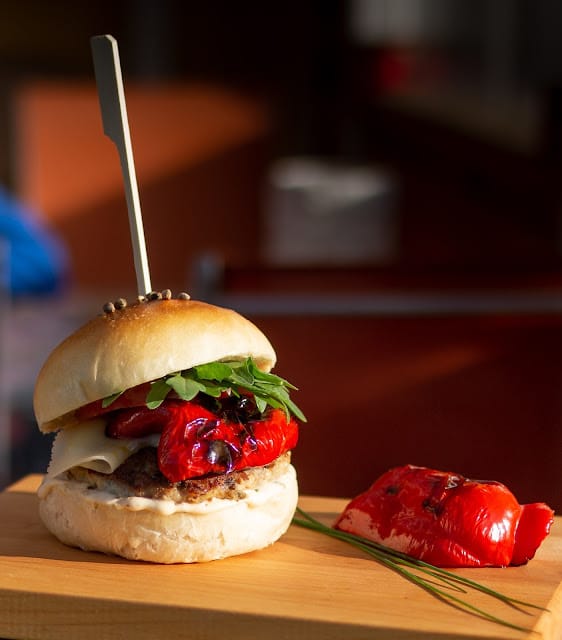 Burger sealihapihvi ja röstitud paprikaga