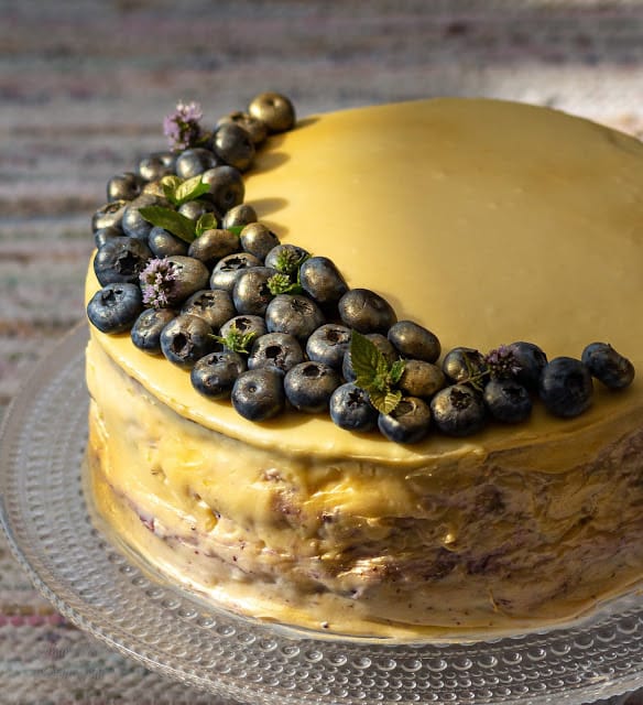 Tort metsamustikate ja valge šokolaadiga