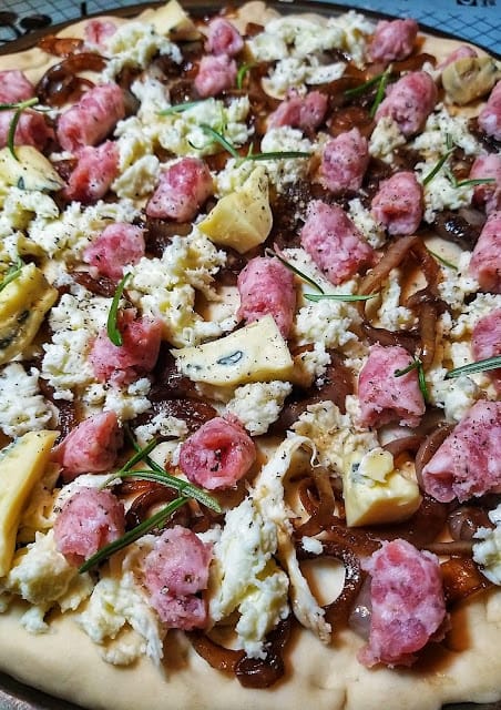 Pizza karamellistatud sibulate ja toorvorstiga