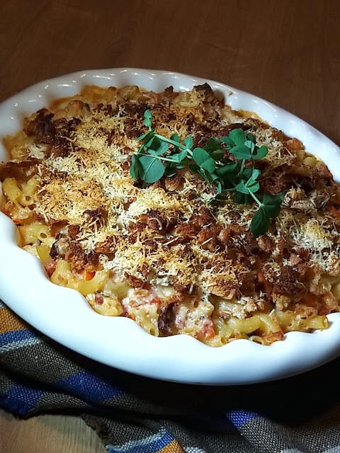 Küpsetatud pasta vorstikeste ja nelja juustuga