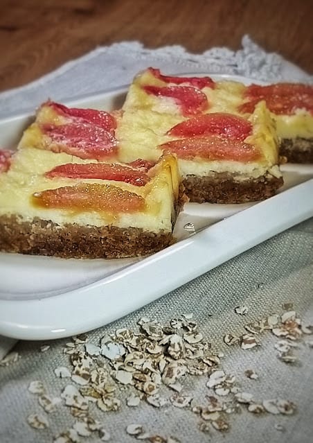Karamellisel mandlijahu- ja rukkihelbepõhjal rabarberikook
