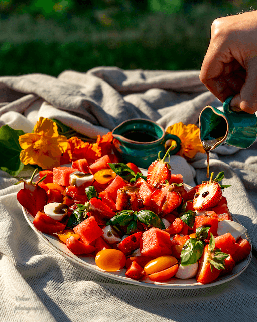 Salat arbuusist, tomatitest, maasikatest ja mozzarelllast koos imelise salatikastmega